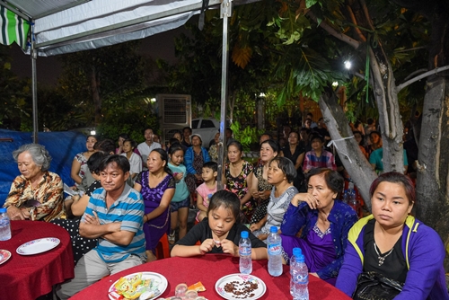 Khán giả viếng nghệ sĩ