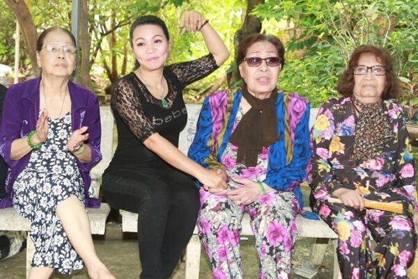 Ngọc Huyền và các nghệ sĩ cải lương gạo cội 3