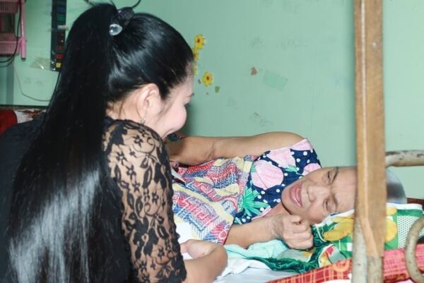 Ngọc Huyền hỏi thăm các nghệ sĩ cải lương gạo cội 2