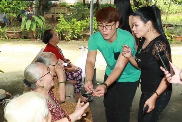Ngọc Huyền hỏi thăm các nghệ sĩ cải lương gạo cội 3