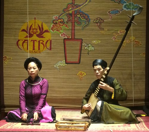 Ca nương Bạch Vân trên chiếu hát.